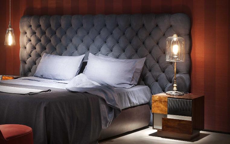 Эффективный акцент спального интерьера: кровать с кожаным изголовьем