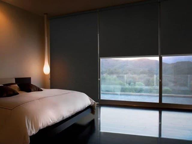 Преимущества использования рулонных штор с тканью блэкаут для сна и отдыха